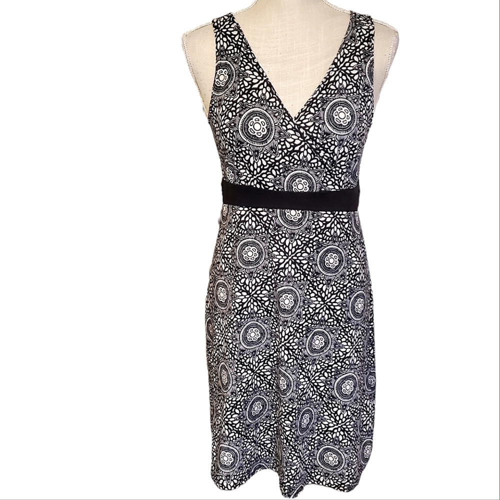 LOLA BY AFG | Women's black and white medallion print sleeveless dress.